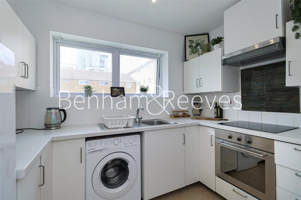 Main image of property: Pier Way, London, SE28