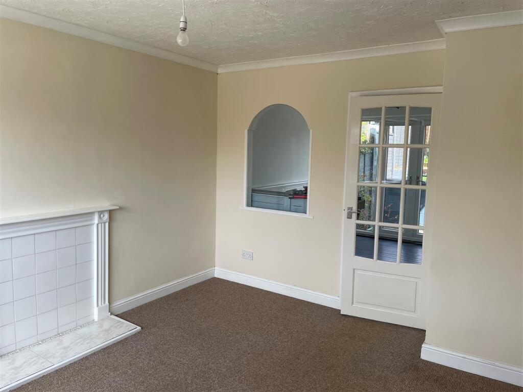 Bishops Drive, Kettering photo 3