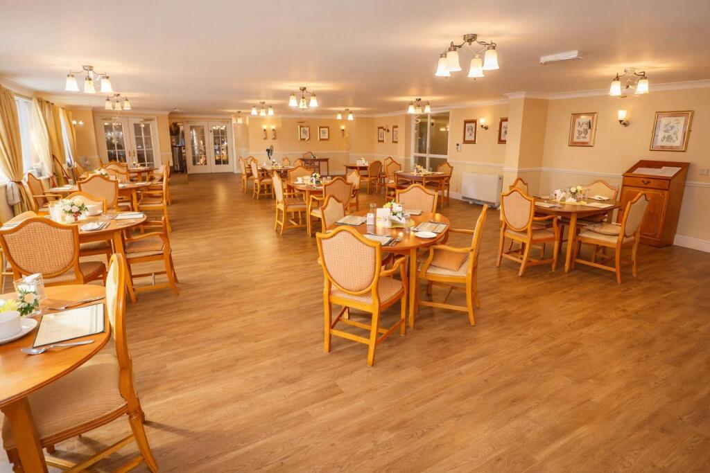 High Street South, Rushden, NN10 - View 4