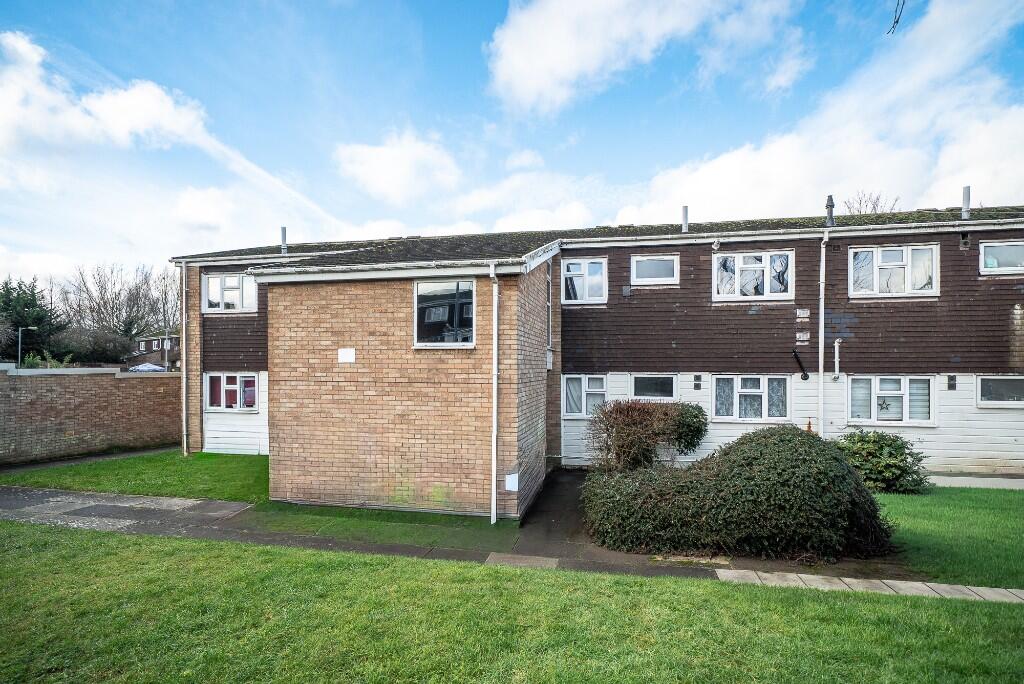 2-bed flat on Great Palmers, Hemel Hempstead, Hertfordshire, HP2 6BE, £210,000