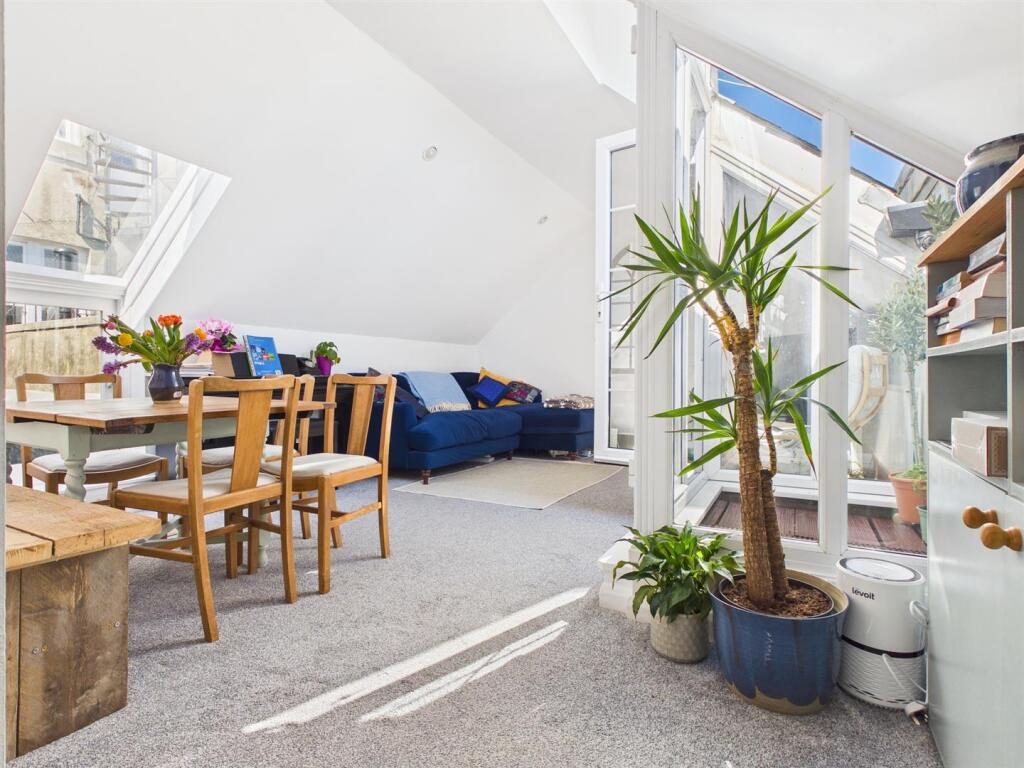 Apartment in Hove, Brunswick - View 2