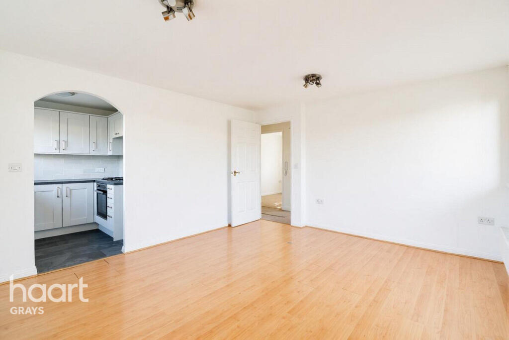 Apartment in South Ockendon, South Stifford - View 2