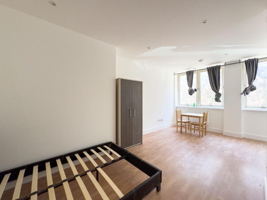 Apartment in Watford - View 3