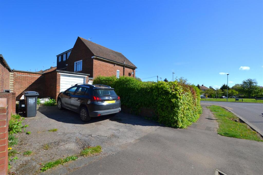 Hollybush Lane, Welwyn Garden City photo 4