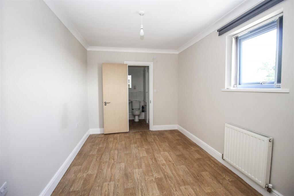 Apartment in Southend-on-Sea - More