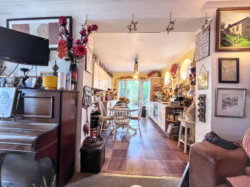 House in Worthing, Broadwater - More