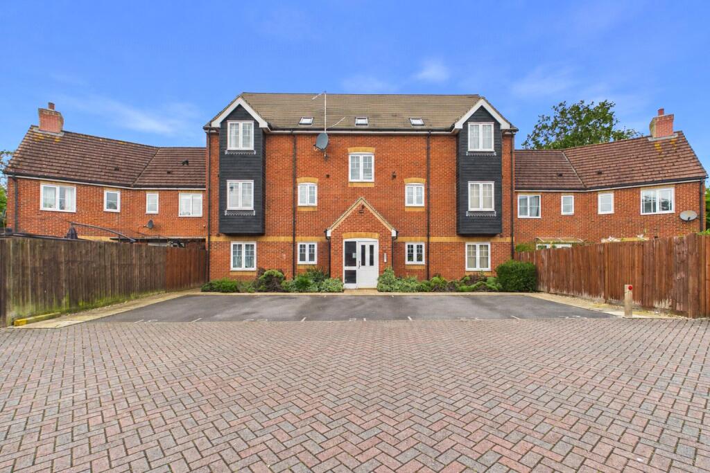 Main image of property: Kestrels Mead, Tadley, Berkshire, RG26