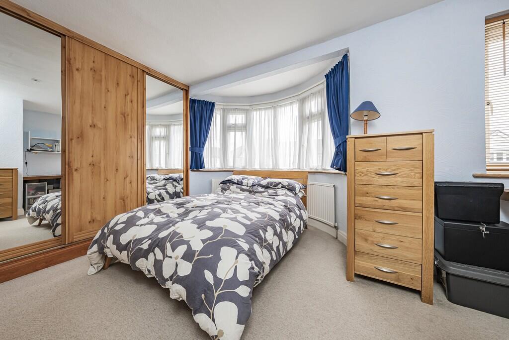 Seaton Gardens, Ruislip Manor photo 4