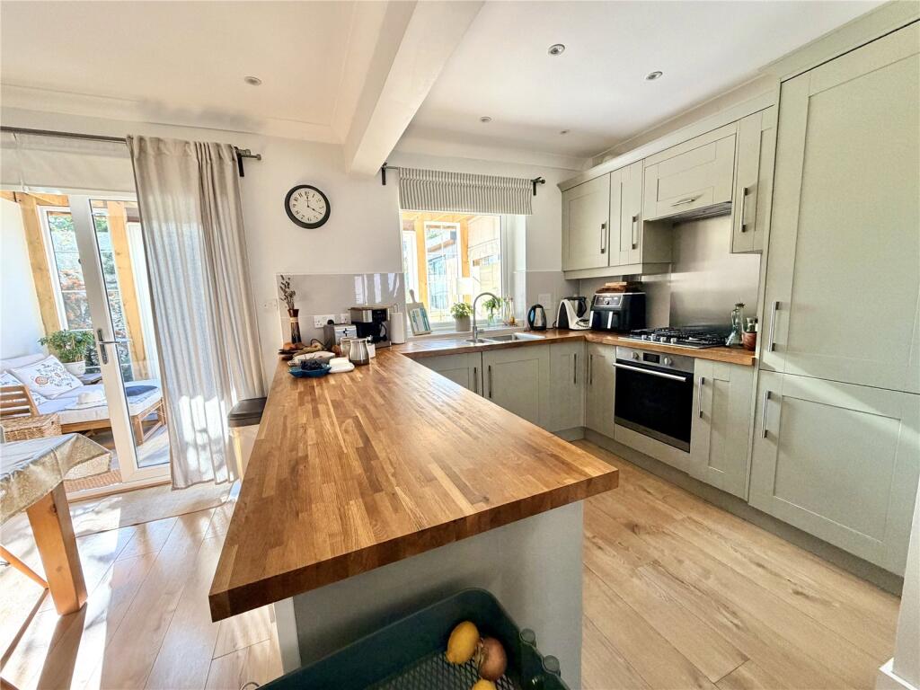 Highfield Road, Lymington, Hampshire, SO41 photo 4