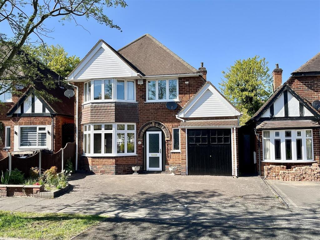 3-bed detached on Beeches Drive, Birmingham, £400,000