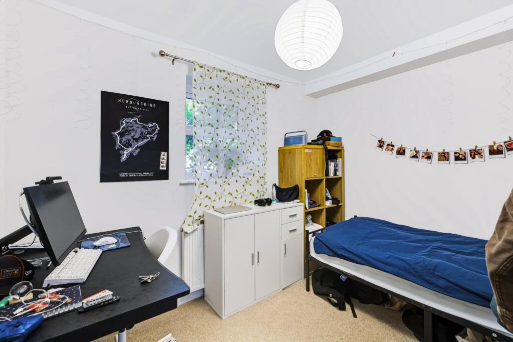 Apartment in Burgess Hill, World's End - View 5