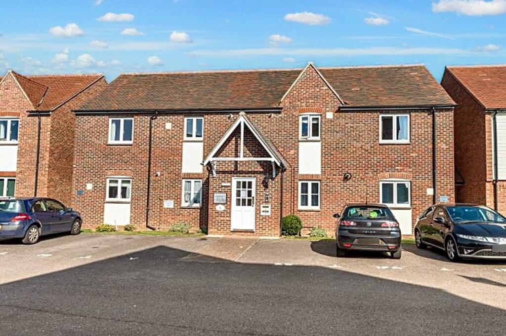 2-bed apartment on Marina Way, Abingdon, OX14, £245,000