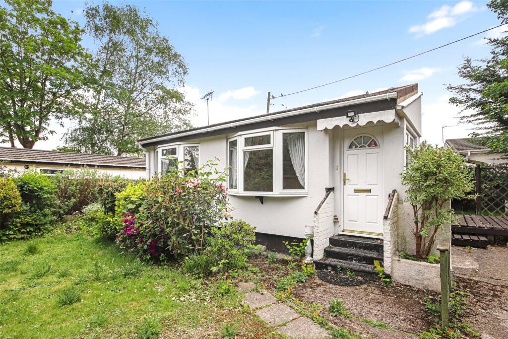 2-bed caravan on Wellingtonias, Warfield Park, Bracknell, Berkshire, RG42, £165,000