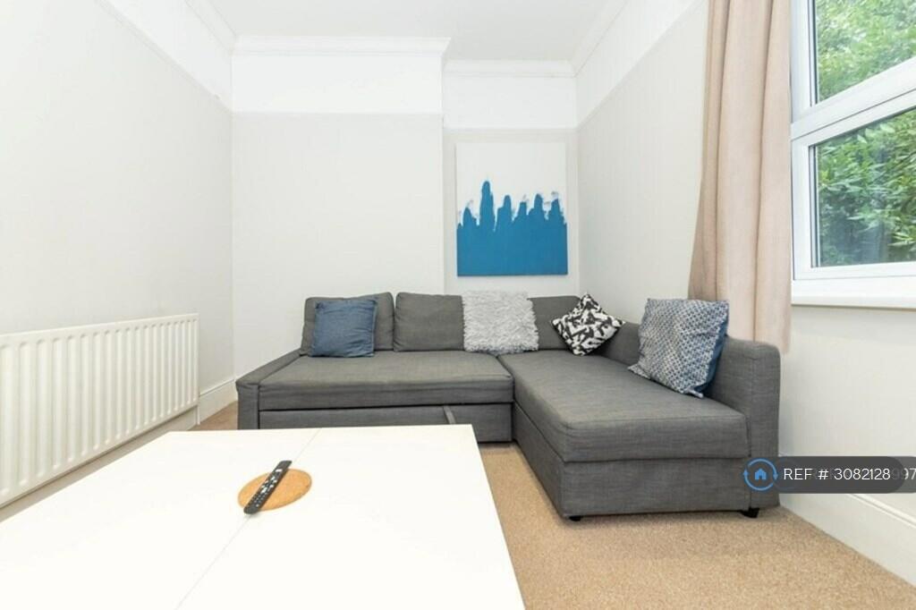 Apartment in Reading - View 3