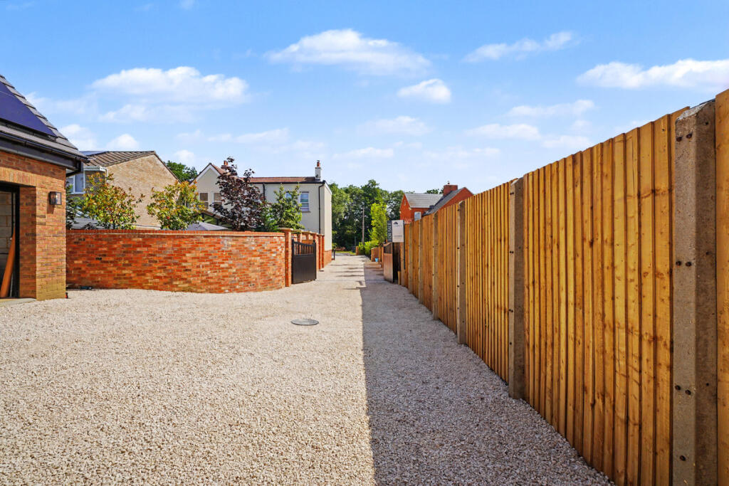 House in Northampton, Lodge Farm - View 4