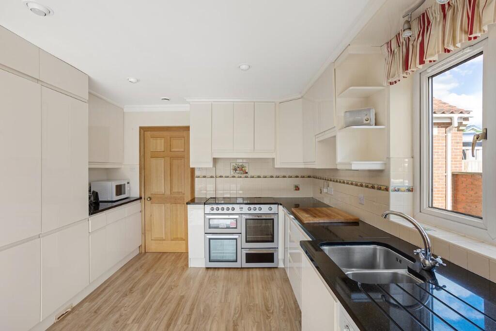 Marton House, 5 Pipers Acre, Pickering, North Yorkshire, YO18 8NZ photo 4