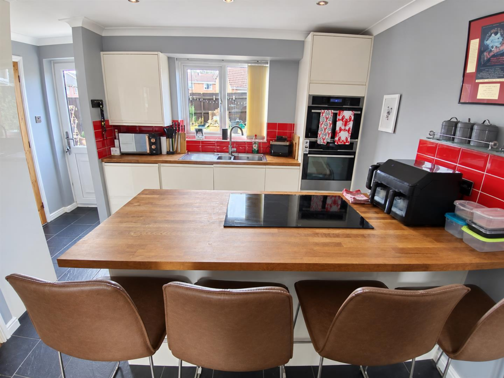 House in Nuneaton and Bedworth, Warwickshire - View 5