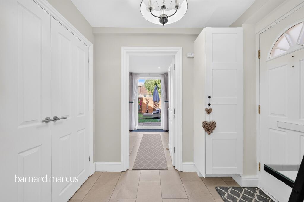 Apartment in Worcester Park, The Hamptons - View 5