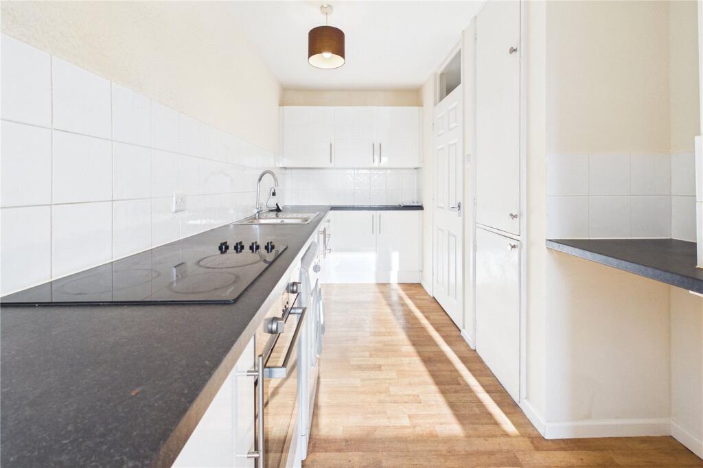 Turners Drive, Thatcham, Berkshire, RG19 photo 2