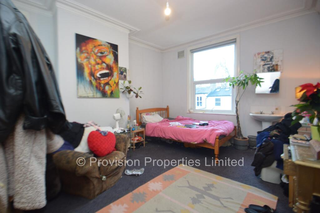 6 bedroom end of terrace house for rent