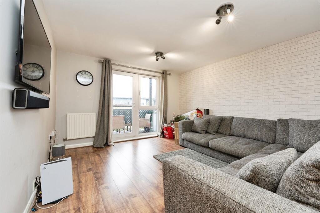 Apartment in Watford, Holywell Estate - View 4