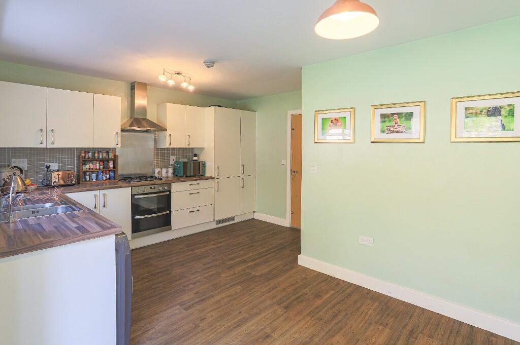 20, Mapplewell Road photo 3