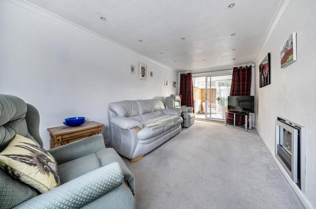 Bullbrook Drive, Bracknell, Berkshire photo 2