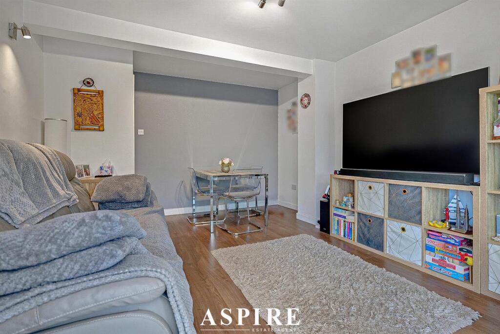 Video Presentation Inside - Pinewood Avenue, Leigh-On-Sea photo 3