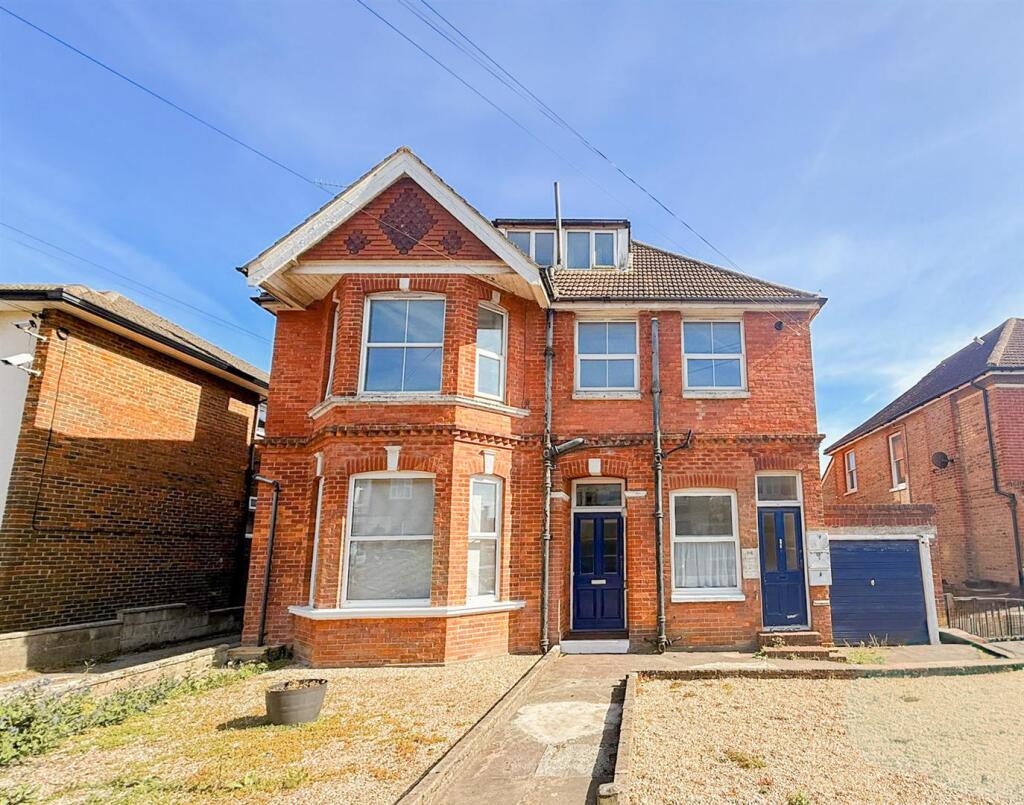2-bed flat on Dorset Road, Bexhill, TN40 2HT, £145,000