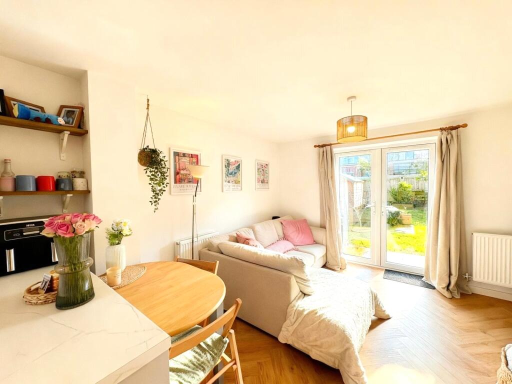 Windhover Road, Stratford-upon-Avon, Warwickshire, CV37 photo 3