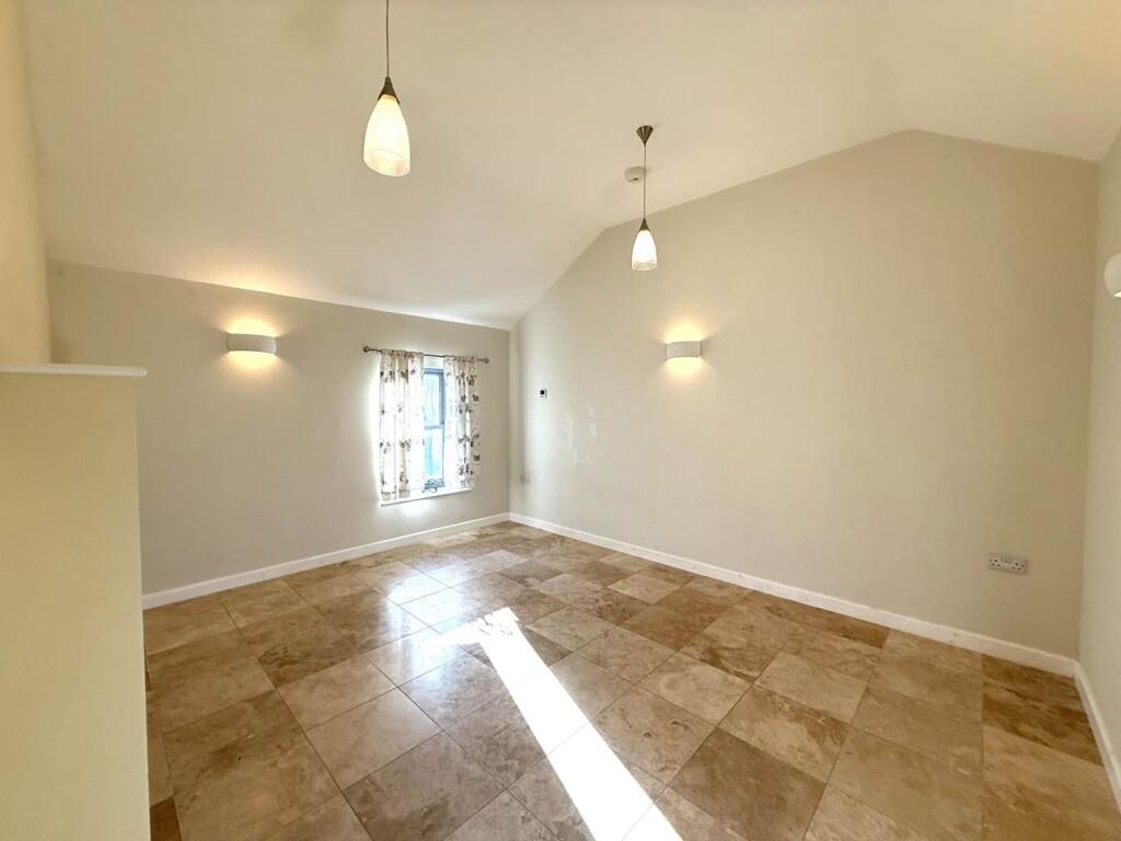 House in Gloucester - View 5