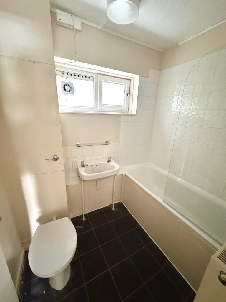 Apartment in London, Lennox Estate, Roehampton - View 3