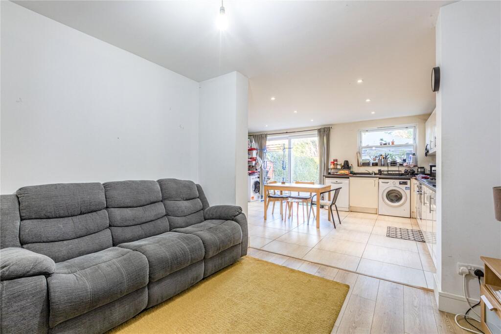 New Haw Road, Addlestone, Surrey, KT15 photo 2