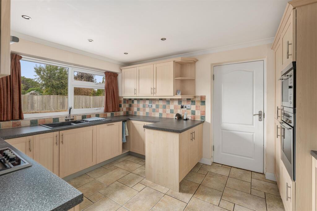 House in Middleton Cheney, West Northamptonshire - More