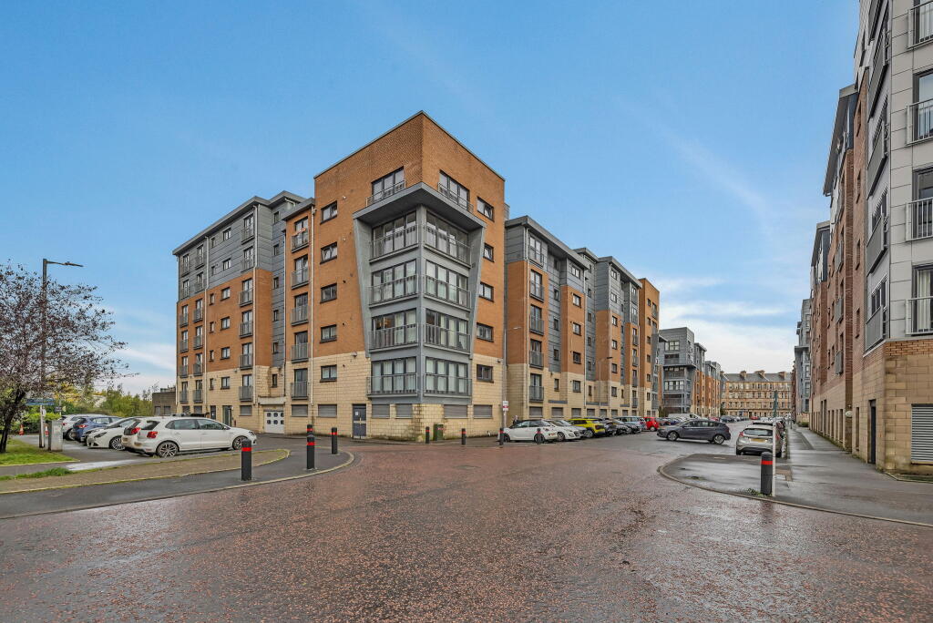 2-bed flat on Barrland Street, Glasgow, Glasgow City, G41 1AJ, £165,000