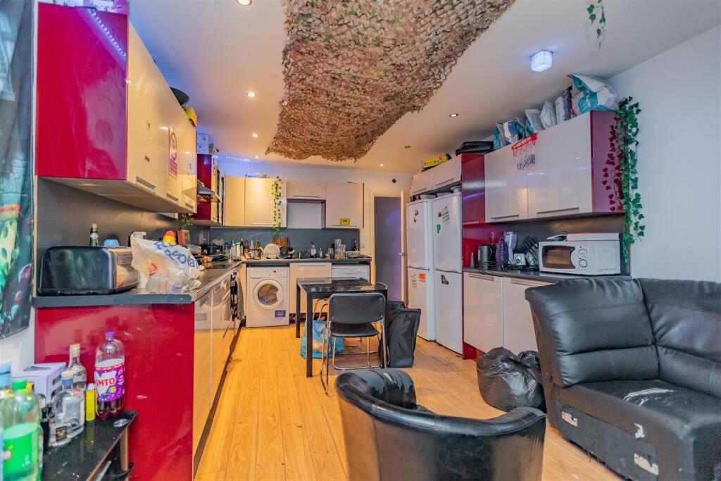 6 bedroom house for rent
