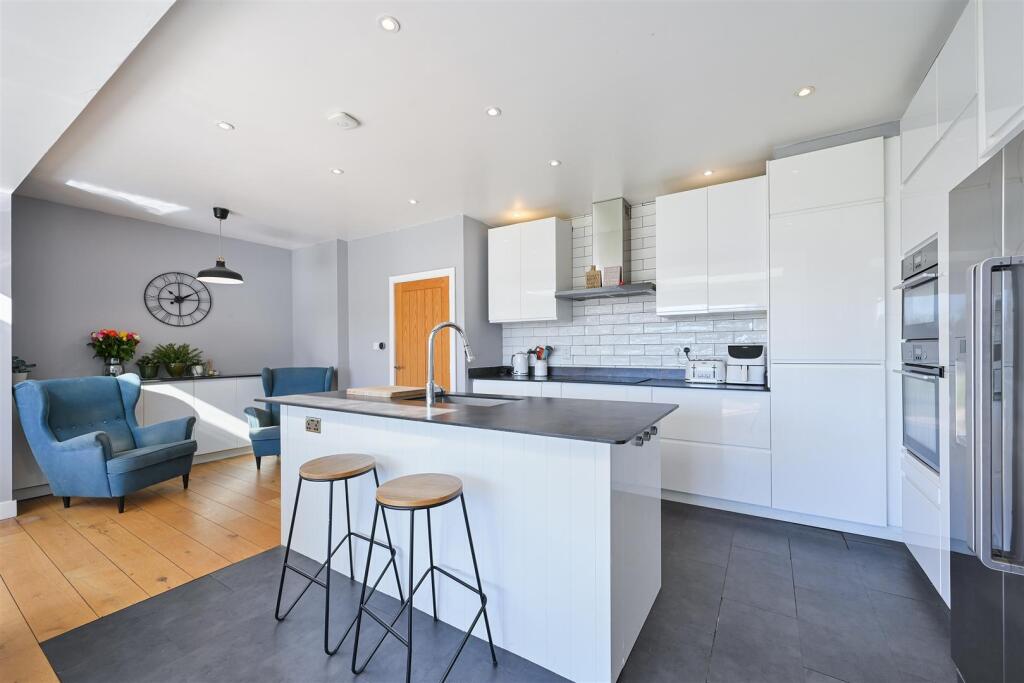 House in Sutton - View 3
