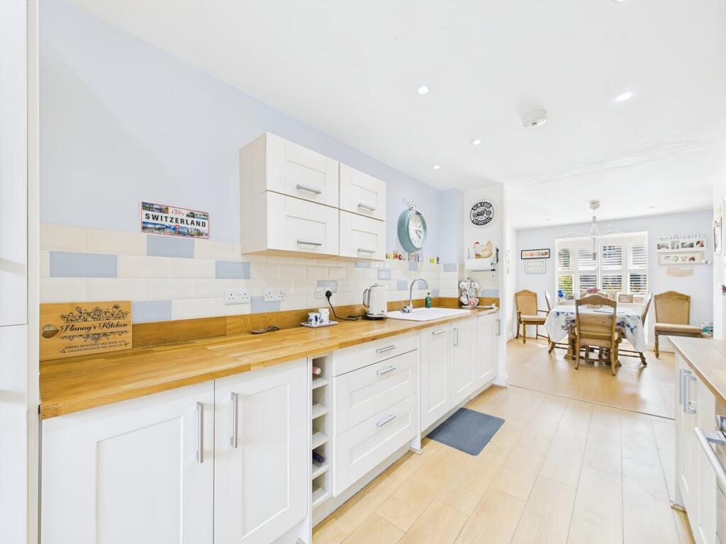 Mountbatten Drive, Sarisbury Green, Southampton, SO31 photo 2