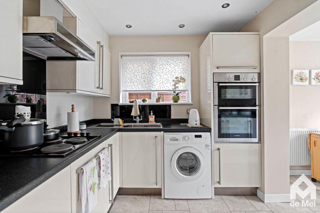 Selborne Road, Bishops Cleeve, Cheltenham, GL52 photo 3
