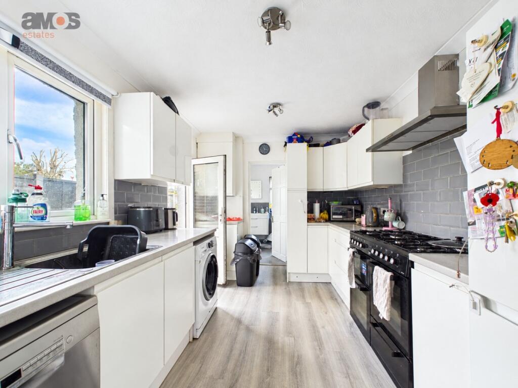 House in Southend-on-Sea - More