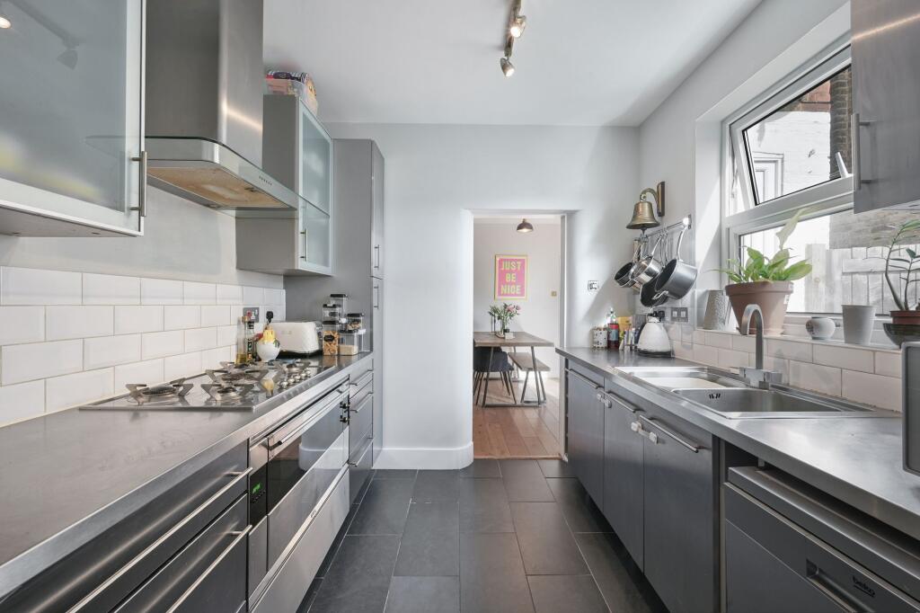 House in London, Royal Borough of Kingston upon Thames - View 5