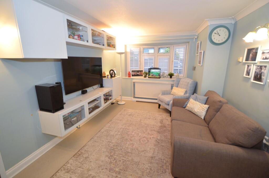 Gloucester Gardens, Bagshot photo 2