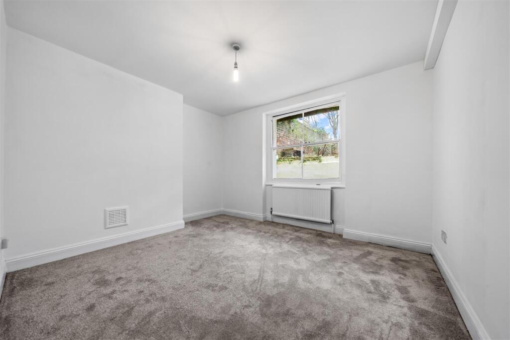 Apartment in Kingston upon Thames - View 3