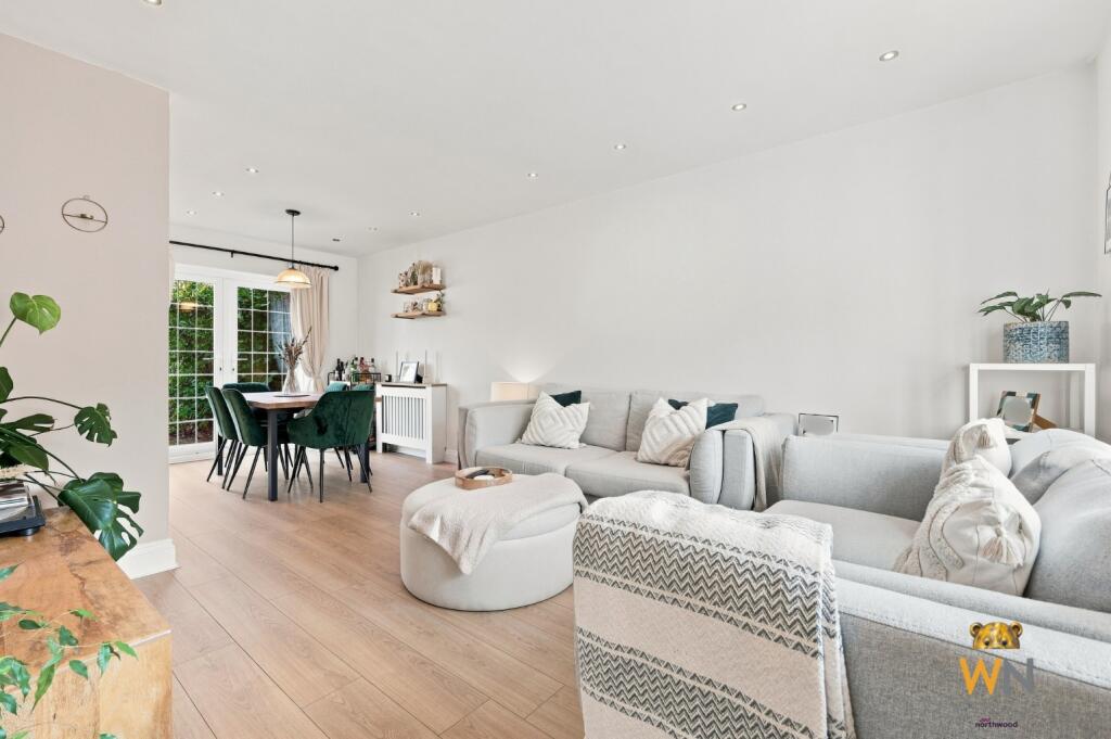 House in Brentwood, Hutton Mount - View 4