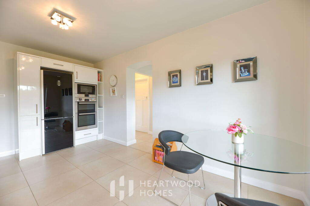 House in St Albans, Roestock, Colney Heath - More