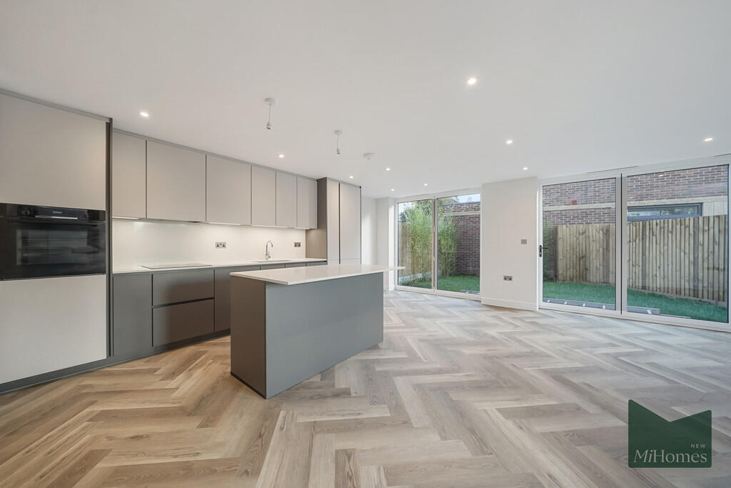 3-bed detached on Scarlet Oaks, Oakwood, N14, £900,000