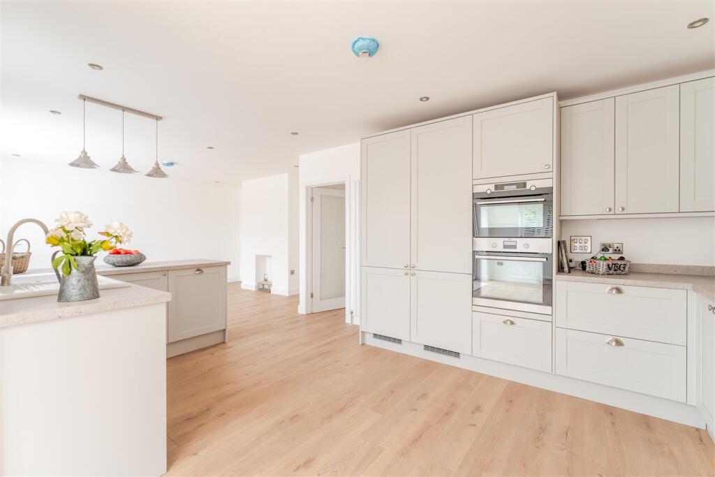 Fully refurbished bungalow in heart of Worle photo 3