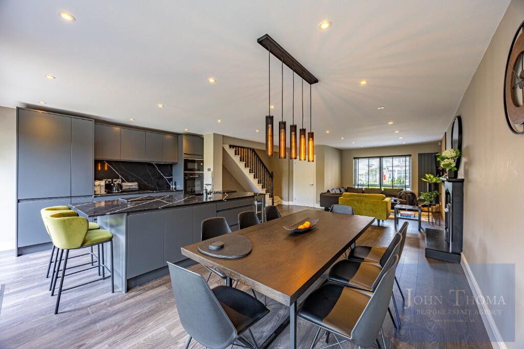 Main image of property: High Road, Chigwell, Essex, IG7