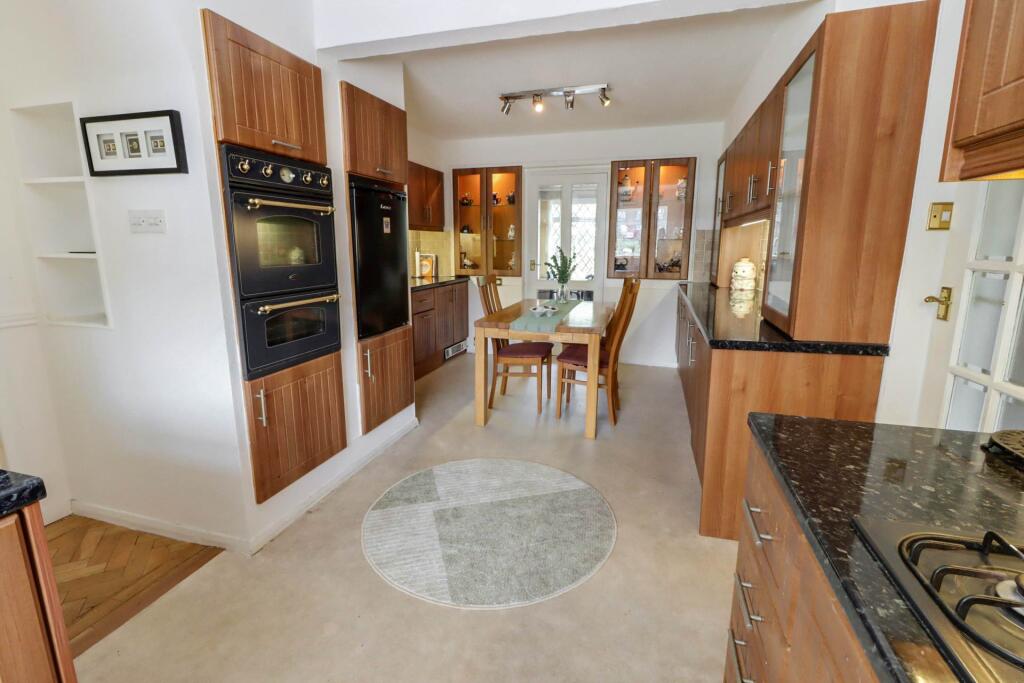 Erleigh Court Drive, Earley photo 4