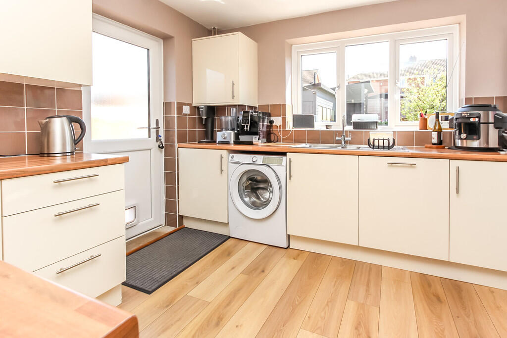 House in Northampton, Wellingborough - More